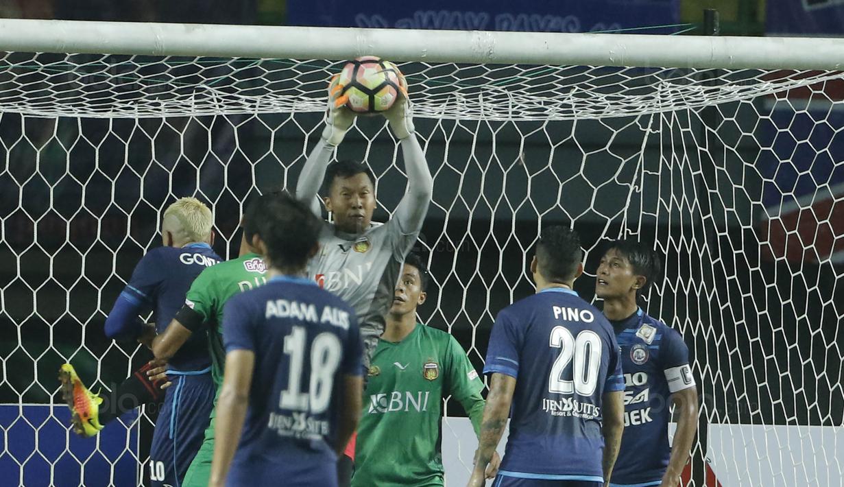 Kiper Bhayangkara FC, Awan Seto, mengamankan bola yang mengarah ke gawangnya saat pertandingan melawan Arema FC pada laga Liga 1 di Stadion Patriot, Bekasi, Jumat (4/8/2017). Bhayangkara FC menang 2-1 atas Arema FC. (Bola.com/M Iqbal Ichsan)