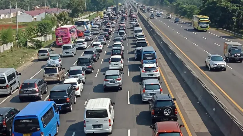 Kendaraan arus balik lebaran di Tol Cikampek-Jakarta terlihat macet. (Liputan6.com/Abramena)