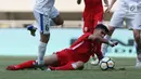 Pemain belakang Bahrain, Husain Sabba terjatuh saat menahan serangan pemain Uzbekistan saat laga PSSI Anniversary Cup 2018 di Stadion Pakansari, Kab Bogor, Senin (30/4). Laga berakhir imbang 3-3. (Liputan6.com/Helmi Fithriansyah)