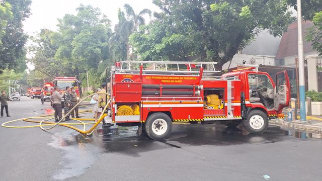 Petugas Damkar saat melakukan pemadaman api yang menghanguskan rumah mewah di kawasan jalan Sutan Syahrir, Gondangdia, Menteng, Jakarta Pusat