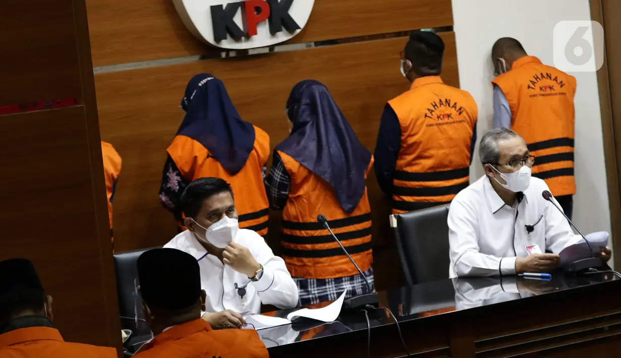 Wakil Ketua KPK, Alexander Marwata (kanan) membacakan rilis penetapan dan penahanan 15 tersangka dugaan suap terkait pengadaan barang dan jasa di Dinas PUPR dan pengesahan APBD Kabupaten Muara Enim Tahun 2019 di Gedung KPK, Jakarta, Senin (13/12/2021). (Liputan6.com/Helmi Fithriansyah)