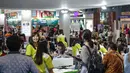 Pekerja melayani pengunjung yang memadati gerai perjalanan wisata dalam acara Astindo Travel Fair 2019 di JCC Senayan, Jakarta, Jumat (22/2). Ada pula pilihan tur ke Bangkok selama tiga hari hanya Rp 4,4 juta. (Liputan6.com/Faizal Fanani)