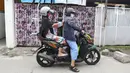 Warga membawa tabung oksigen di Fauzi Medical, Matraman, Jakarta Timur, Kamis (22/7/2021). Sebagai bentuk kepedulian terhadap sesama di tengah pandemi COVID-19, agen isi ulang oksigen tersebut menerapkan sistem pembayaran secara sukarela bagi warga. (Liputan6.com/Herman Zakharia)