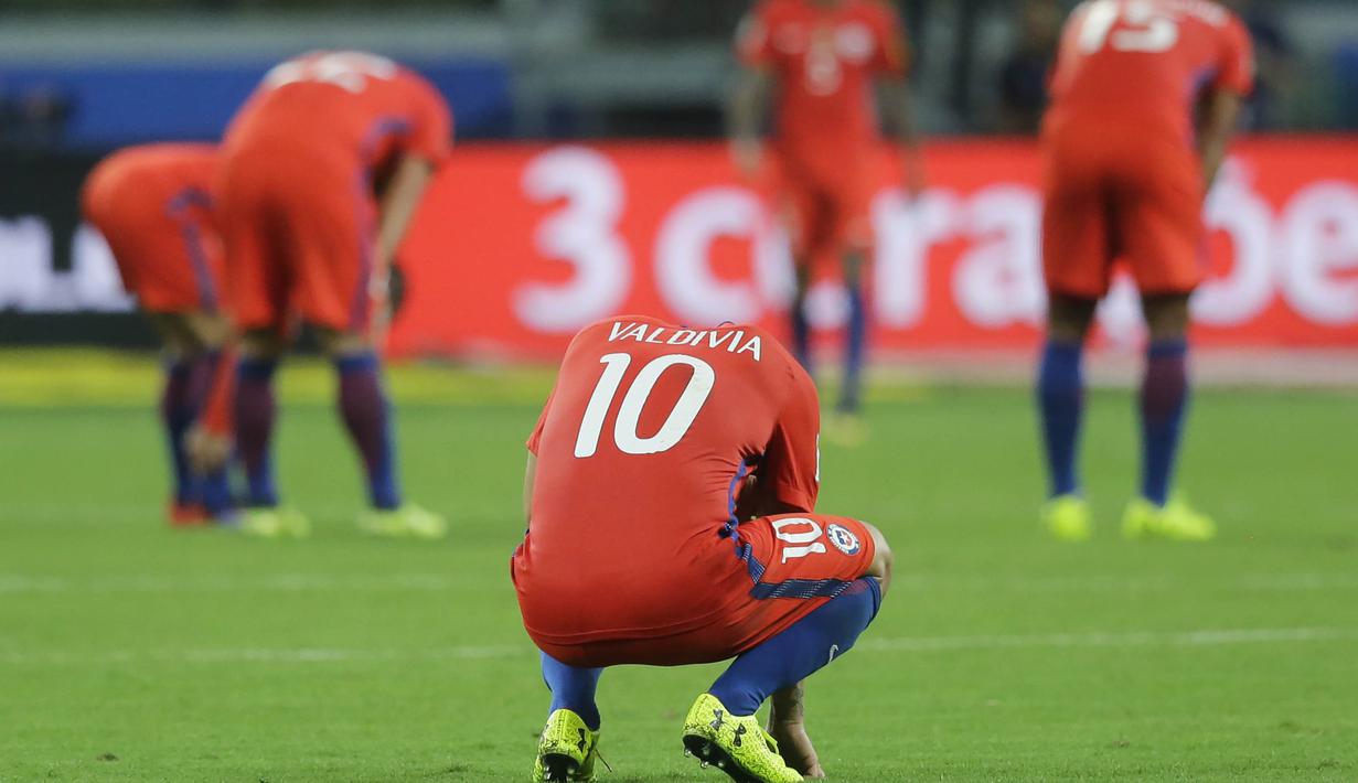 Gelandang Cile, Jorge Valdivia, tampak kecewa usai gagal lolos ke Piala Dunia 2018 setelah dikalahkan Brasil pada laga kualifikasi di Stadion Allianz Parque, Sao Paulo, Selasa (10/10/2017). Brasil menang 3-0 atas Cile. (AP/Nelson Antoine)