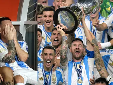 Lionel Messi berhasil membawa Argentina mempertahankan gelar juara Copa America setelah mengalahkan Kolombia dengan skor 1-0 pada Senin (15/07/2024). Sayangnya, Messi tak mampu menyelesaikan pertandingan secara penuh setelah mengalami cedera. La Pulga tampak sangat sedih ketika digantikan Nicolas Gonzalez pada menit ke-66. Ia meneteskan air mata ketika duduk di bangku cadangan. Namun, ekspresi yang berbeda ditunjukkan Messi setelah Argentina berhasil menyegel kemenangan melalui gol Lautaro Martinez. Ia tampak sangat bahagia dengan senyum lebarnya ketika mengangkat trofi Copa America 2024. (AFP/Charly Triballeau dan AP Photo/Rebecca Blackwell)
