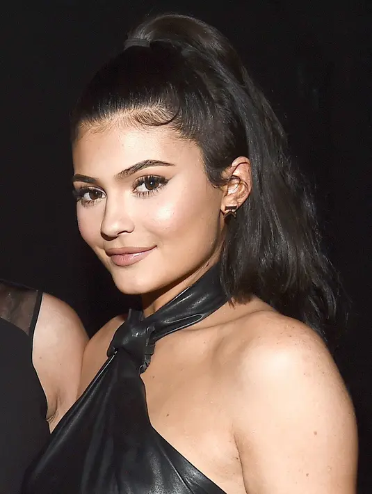 Kylie terlihat meninggalkan hotelnya untuk melihat aksi panggung Travis di Lollapalooza festival. (MICHAEL BUCKNER/VARIETY/REX/SHUTTERSTOCK/HollywoodLife)