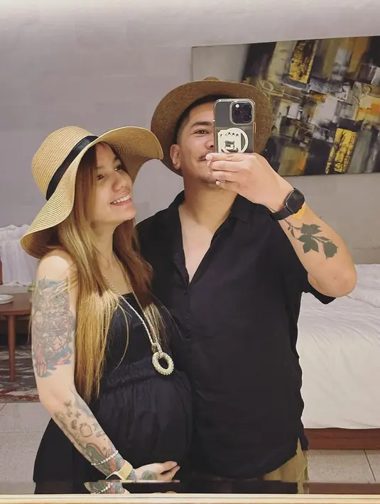 <p>Sheila tampak memamerkan baby bump-nya yang makin besar saat mirror selfie bersama sang suami. [Instagram/itssheilamj]</p>