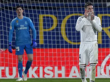 1. Ekspresi Sergio Ramos usai Real Madrid gagal meraih kemenangan pada laga lanjutan LaLiga yang berlangsung di Stadion DeLa Ceramica, Villareal, Jumat (4/12). Real Madrid ditahan imbang Villareal 2-2.  (AFP/Jose Jordan)