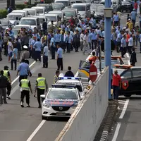 Petugas saat mengatur aksi demo supir taksi di dalam jalan tol Gatot Subroto, Jakarta, Selasa (22/3). Selain melakukan demo supir taxi tersebut melakukan sweeping ke sopir taksi yang beroperasi di dalam tol, dan membakar ban.(Liputan6.com/Johan Tallo)