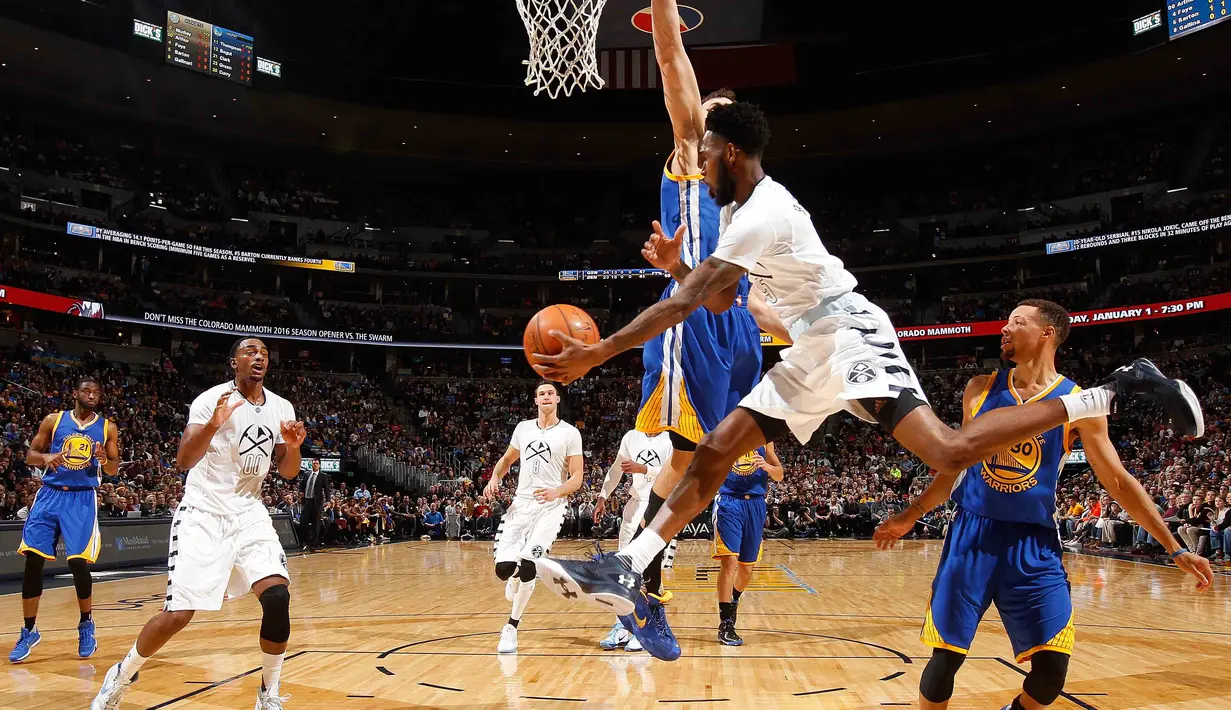 Pemain Denver Nuggets, Will Barton (2kanan) mengumpan bola kepada rekannya  Darrell Arthur (2 kiri)  pada lanjutan NBA 2015-2016 di Pepsi Center, Minggu, (23/11/2015) (AFP Photo/Doug Pensinger/Getty Images/AFP)