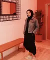 Ajeng tampil casual mengenakan jaket denim yang dipadukan dengan inner hitam yang serasi dengan hijabnya. Sneakers pun melengkapi penampilannya. (Dok. Instagram @ajeng.dinanti)