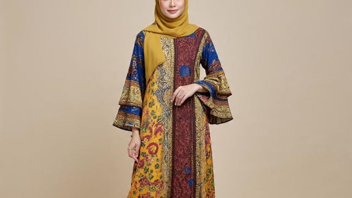 7 Inspirasi Batik Brokat Kombinasi Lengan Tiga Lapis untuk Wanita Berhijab, Anggun Memikat