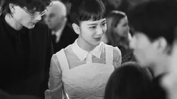 Jisoo tampil dengan poni sukses bikin fansnya terpesona. Gaya rambutnya yang menawan ini sukses membuat jadi pusat perhatian. Aura cantiknya Jisoo sungguh terpancarkan saat tampil berponi. (Liputan6.com/IG/sooyaa_)