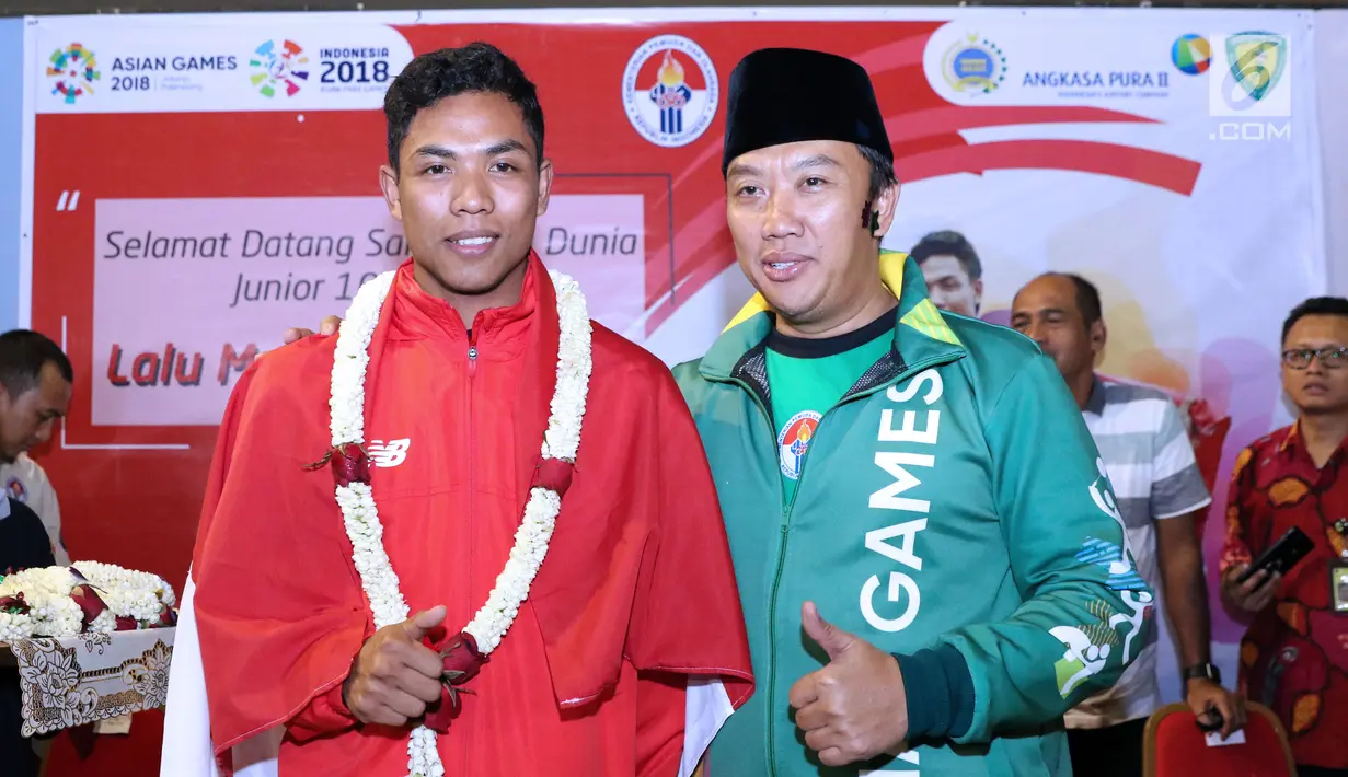 Pelari muda Indonesia, Lalu Muhammad Zohri (kiri) bersama Menpora Imam Nahrawi saat penyambutan di Terminal 3 Bandara Soetta, Tangerang, Selasa (17/7). Lalu M Zohri meraih emas lari 100m di Kejuaraan Dunia U-20 IAAF. (Liputan6.com/Helmi Fithriansyah)