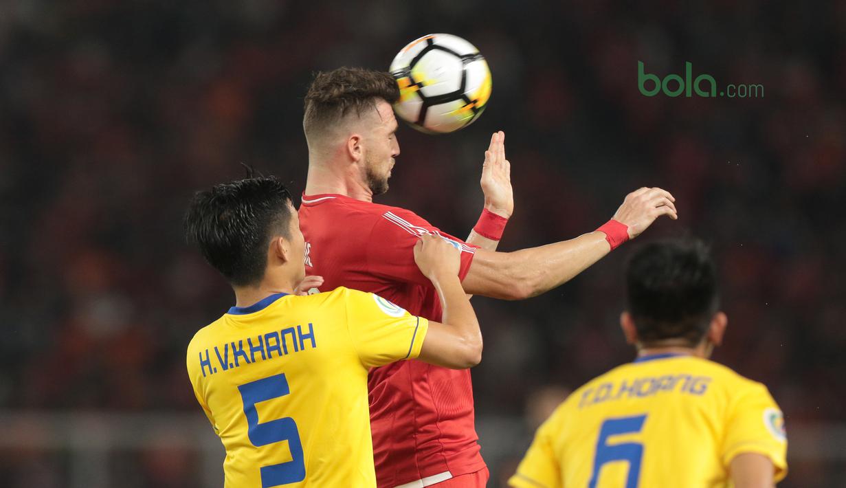 Pemain Persija Jakarta, Marko Simic menghalau bola dari kejaran pemain Song Lam Nghe An FC pada laga Piala AFC 2018 di Stadion Utama GBK, Senayan, Jakarta, (13/3/2018). Persija Jakarta menang 1-0. (Bola.com/Nick Hanoatubun)