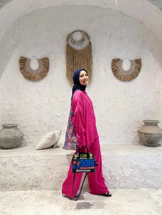 Kombinasi kemeja tunik dan celana kulot warna pink serta hijab warna navy juga tak kalah kece. Lihat saja tampilan Tya Ariestya ini. (Instagram/tya_ariestya).