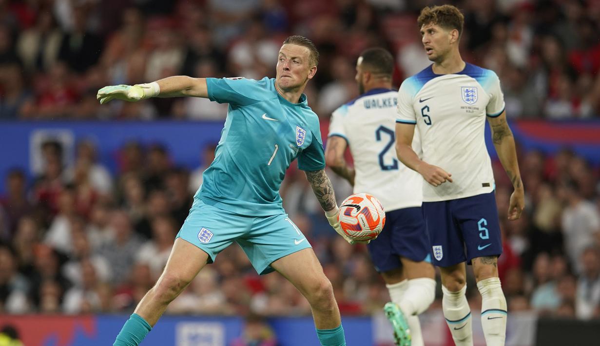 Kiper Timnas Inggris, Jordan Pickford bersiap melempar bola saat menghadapi Makedonia Utara pada laga Grup C kualifikasi Euro 2024 antara Timnas Inggris menghadapi Makedonia Utara di Old Trafford, Manchester (19/6/2023). (AP Photo/Dave Thompson)