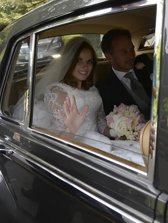 Geri Halliwell 'eks Space Girls' dan suaminya, Christian Horner, menaiki mobil usai pernikahan mereka di gereja St. Mary, Inggris, Jumat (15/5/2015). (REUTERS/Toby Melville)