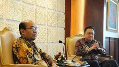 Ketua BPK, Harry Azhar Azis (kiri) bertemu Ketua DPD, Irman Gusman, di Kompleks Parlemen RI, Jakarta, Jumat (14/11/2014). (Liputan6.com/Andrian M Tunay)