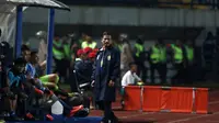 Djajang Nurjaman saat mendampingi Persib Bandung saat melawan PSM Makassar di Stadion Gelora Bandung Lautan Api, Bandung, Sabtu (2/7/2016). Persib menang 3-2. (Bola.com/Nicklas Hanoatubun)