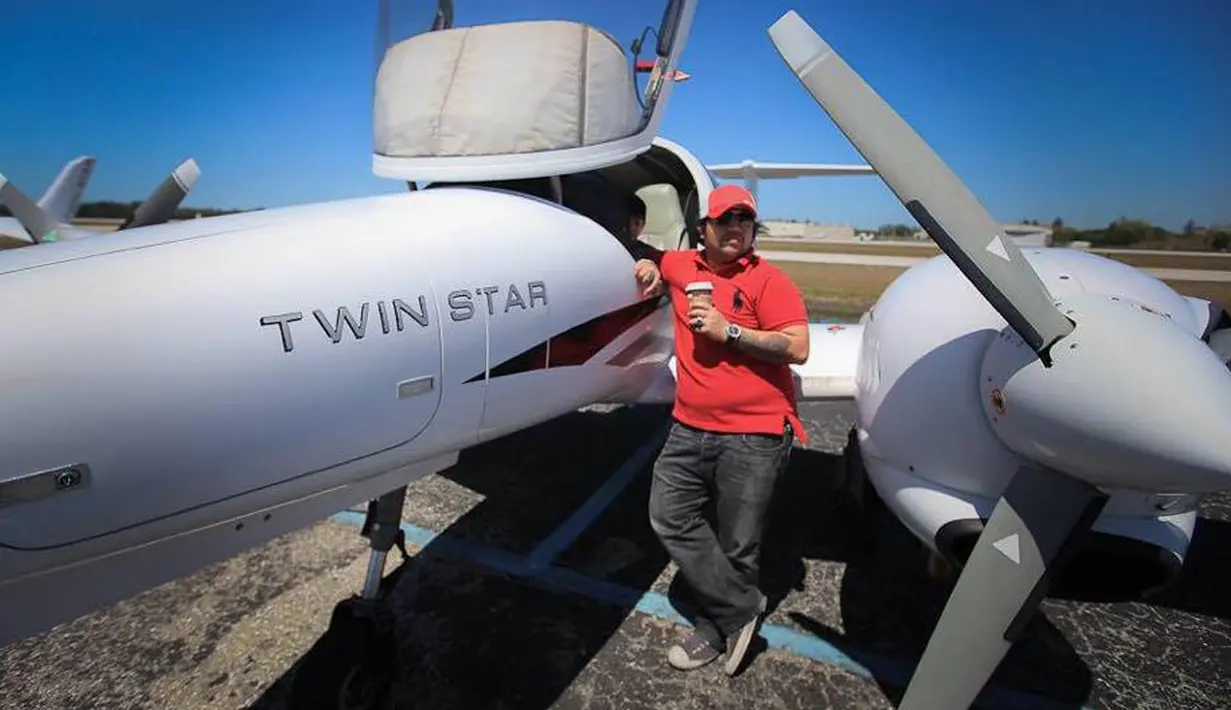 Panji Hilmansyah diketahui berprofesi sebagai pilot. Putra sulung Menteri Susi Pudjiastuti  itu sedang berada Amerika Serikat karena mengambil sekolah penerbangan di Negeri Paman Sam tersebut. (facebook.com/philmansyah)