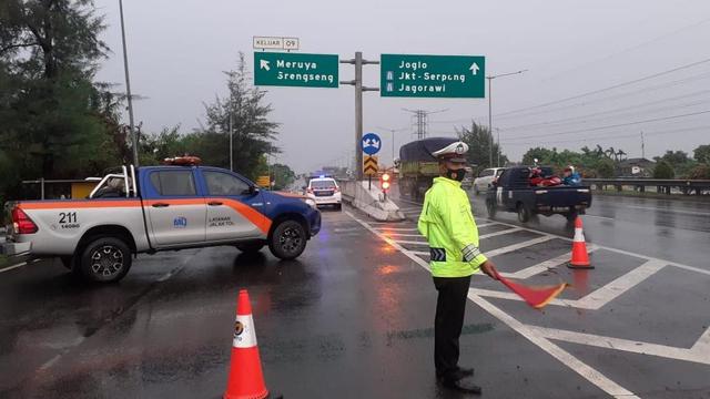 <span>Pintu Exit Tol Meruya ditutup sementara lantaran ada banjir. (Foto: Istimewa).</span>