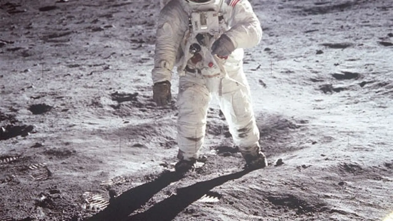 Sutradara Ini Akui Pendaratan Neil Armstrong di Bulan Itu Palsu