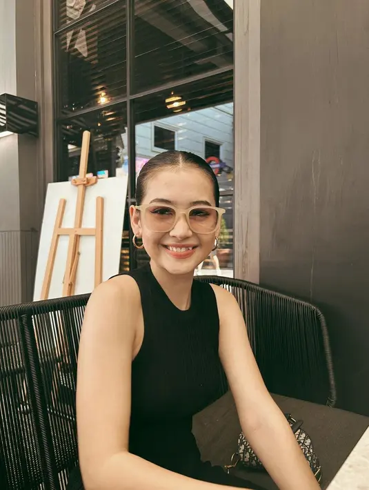 Tampil simpel dan elegan, Sandrinna Michelle banjir pujian. Tak sedikit netizen yang akui pangling melihat penampilan artis yang memulai kariernya sejak tahun 2011 ini. Meski ada yang menyebut Sandrinna Michelle kini terlihat lebih dewasa dari usianya, namun tak dipungkiri jika Sandrinna tetap terlihat imut ketika pamer senyum manis dengan memperlihatkan gigi gingsulnya. (Liputan6.com/IG/@sandrinna_11)