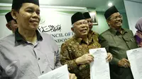 Ketum MUI KH Ma'ruf Amin (tengah) menunjukkan surat pernyataan mengenai kegiatan LGBT di Jakarta, Rabu (17/2). MUI mengatakan bahwa kegiatan LGBT diharamkan dalam Islam dan agama samawi lainnya demikian juga mengkampanyekannya (Liputan6.com/Faizal Fanani)