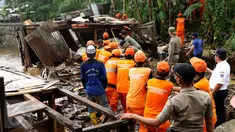 Petugas PPSU Kelurahan Petogogan bersama Satpol PP melakukan penertiban bangunan di bantaran Kali Krukut, Jakarta, Rabu (12/10). Kali Krukut yang terhalang bangunan adalah penyebab banjir parah di Kemang beberapa waktu lalu. (Liputan6.com/Gempur M Surya)