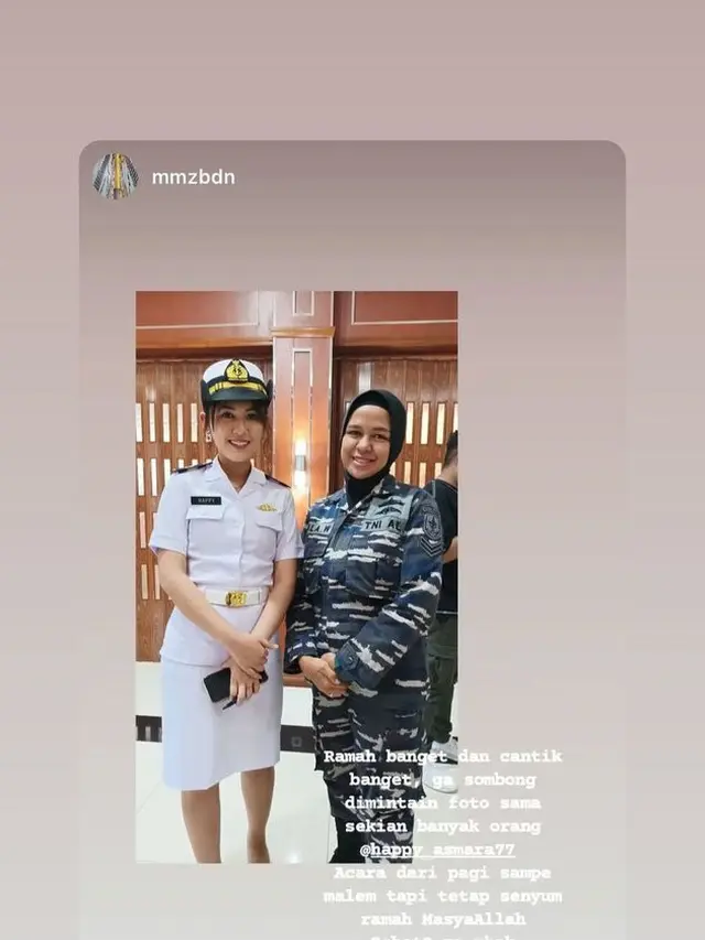 6 Potret Happy Asmara Manggung Pakai Kostum ala TNI AL, Curi Perhatian