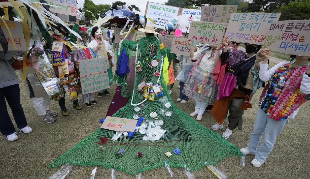 Aktivis lingkungan menggelar peragaan busana yyang terbuat dari plastik untuk memperingati Hari Bumi di Seoul, Korea Selatan, Senin (22/4/2024). (AP Photo/Ahn Young-joon)