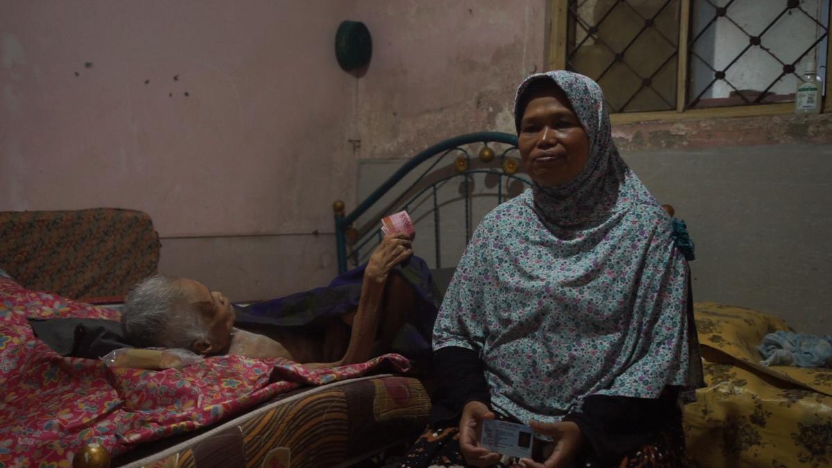 Cerita Bahagia Penerima Bansos, Meski Sakit Tetap Terima Bantuan Rp 400 Ribu yang Diantarkan ke Rumah