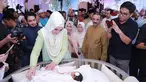 Penyanyi Siti Nurhaliza bersama anak pertamanya Siti Aafiyah saat acara akikah. Selain akikah, Siti Nurhaliza dan suami juga mengumumkan nama asli anak perempuan pertamanya tersebut. (instagram.com/ctdk)