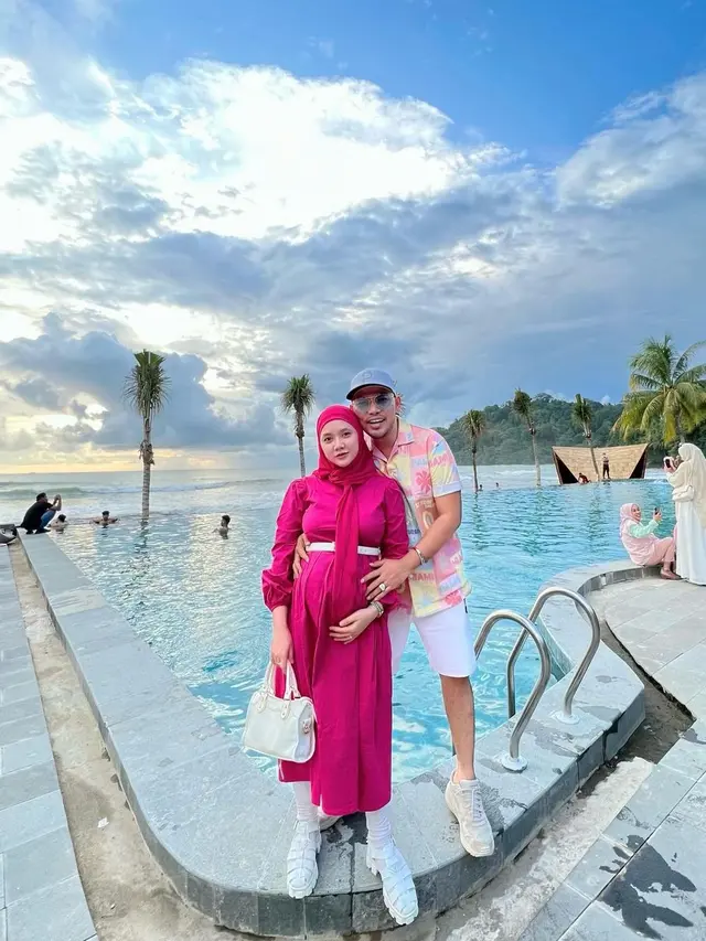 Jelang Lahiran Anak Pertama, Ini 6 Potret Fikoh LIDA Pamer Baby Bump Bareng Suami