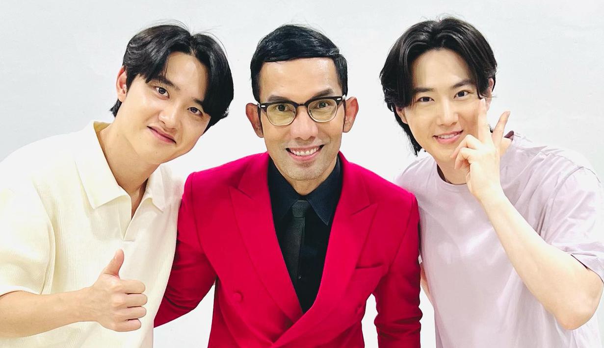 <p>Indra Herlambang berpose bersama Suho dan D.O. Indra merupakan presenter dalam acara ini. "Thank you EXO-L Indonesia for your love and support. EXO! Saranghaja!" tulis Indra (Foto: Instagram/ indraherlambang)</p>