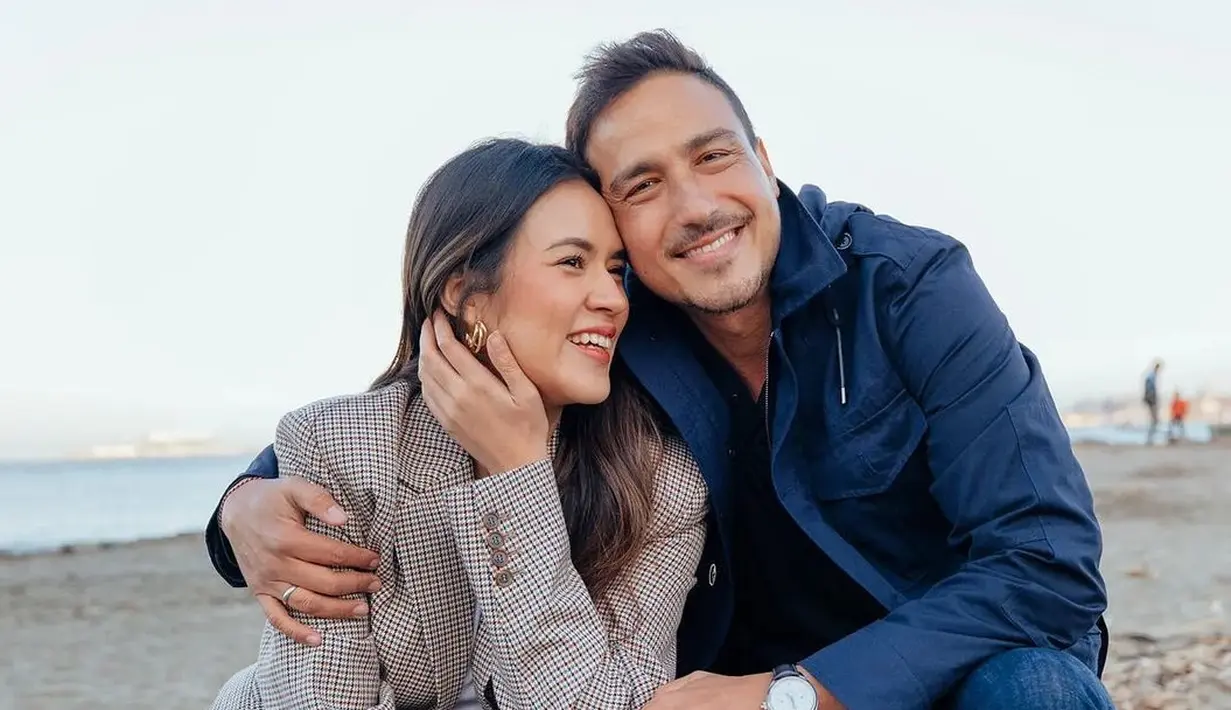 Hamish Daud juga menunjukkan rasa cintanya kepada sang istri melalui unggahan sebuah foto di pantai. Dengan jaket biru dan celana jeans, ia memeluk Raisa yang tampil mengenakan blazer dan celana jeans. Foto: Instagram.