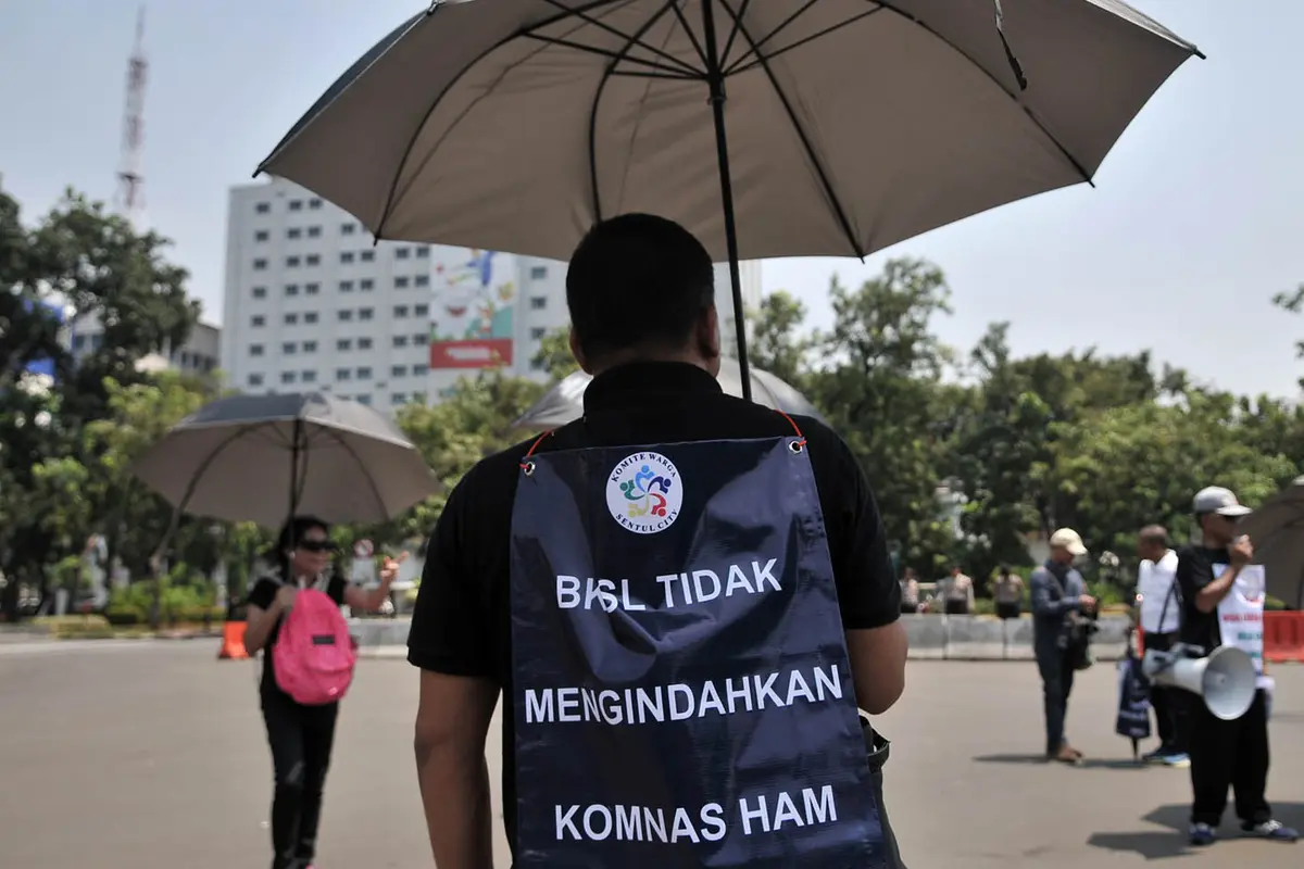 Aksi Payung Hitam Warga Sentul City