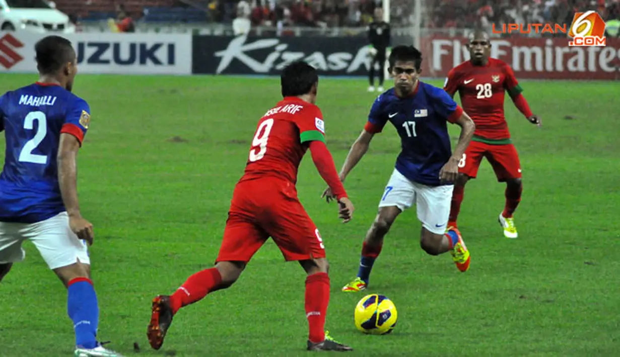 Pemain Indonesia, Samsul Arif dan Pemain Malaysia, Mohd Akil berusaha menggapai bola dalam Laga Piala AFF Suzuki 2012 antara Malaysia vs Indonesia di Stadion Bukit Jalil, Kuala Lumpur, Malaysia. pertandingan berakhir dengan skor 2-0 untuk Malaysia.