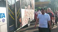 Wali Kota Depok, Mohammad Idris melakukan uji coba Bus Kita yang akan melayani trayek Terminal Depok menuju Stasiun LRT Harjamukti, Depok. (Foto: Liputan6.com/Dicky Agung Prihanto)
