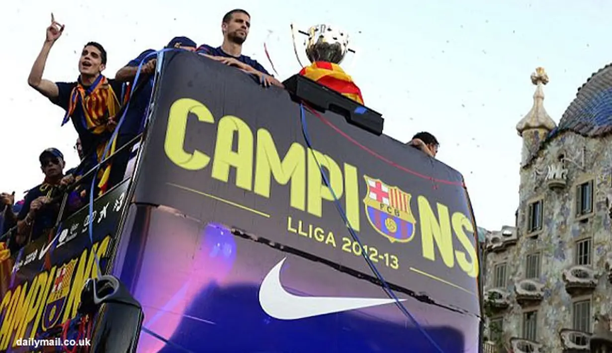 Para pemain Barcelona merayakan keberhasilan menjadi juara musim ini dengan berkeliling di jalan-jalan Kota Spanyol