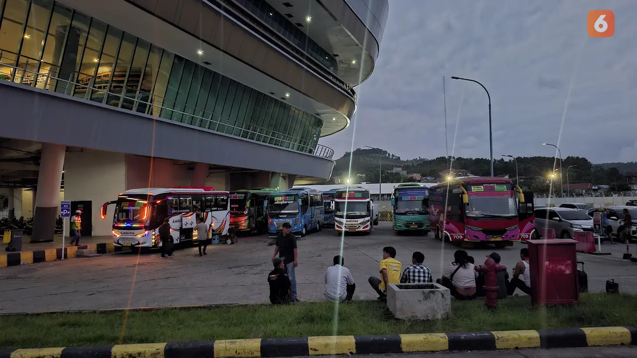 Para sopir bus dan travel menunggu penumpang pejalan kaki yang tiba di Pelabuhan Bakauheni, Lampung Selatan. Foto : (Liputan6.com/Ardi).