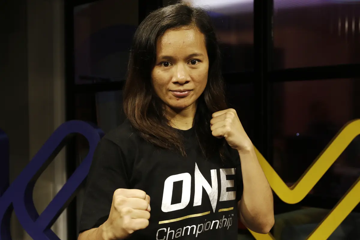 Petarung MMA, Priscilla Lumban Gaol, berpose. (Bola.com/Yoppy Renato)