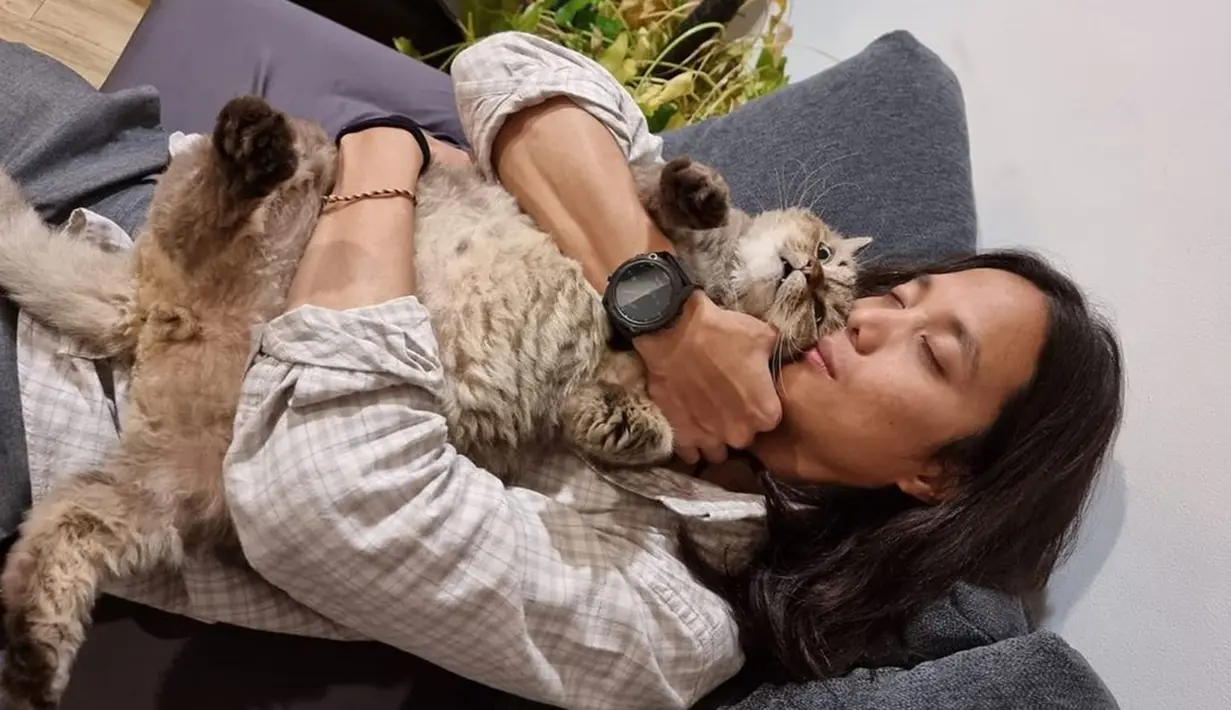 Melengkapi kesehariannya, Dikta kerap bermain bersama kucing kesayangannya. Meski tampil dengan rambut gondrong, gayanya tersebut tidak membuat ketampanan Dikta berkurang. Seakan membuktikan bahwa karismanya datang dari rambut panjangnya itu. (Liputan6.com/IG/@dikta)