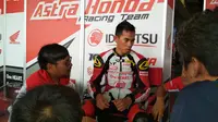 Pebalap Astra Honda Racing Team, Gerry Salim, tengah berdiskusi dengan para mekanik. (Bola.com/Muhammad Wirawan Kusuma)