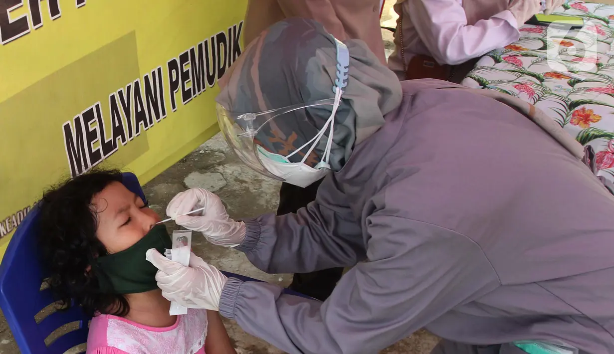 Petugas mengambil sampel lendir hidung untuk pemeriksaan tes swab antigen di Polsek Pamulang, Tangerang Selatan pada Rabu (19/5/2021). Swab antigen gratis itu bagi warga Pamulang yang sudah kembali usai menjalani perjalanan mudik untuk antisipasi penularan virus corona. (merdeka.com/Arie Basuki)