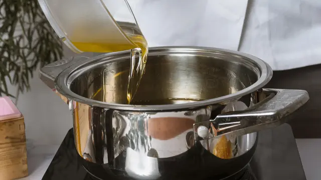 3. Goreng dengan Minyak Panas dan Teknik yang Benar