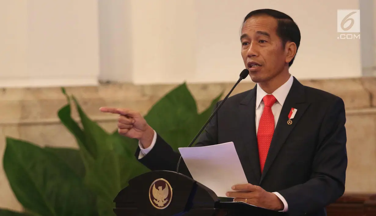 Presiden Joko Widodo memberi sambutan saat rapat kerja Kemendag 2018 di Istana Negara, Jakarta, Rabu (31/1). Dalam Sambutannya Jokowi meminta agar perdagangan Indonesia harus bisa bersaing dan tembus pasar international. (Liputan6.com/Angga Yuniar)