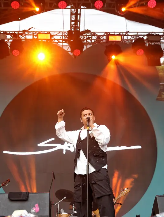 Sal Priadi di panggung Social Chic di Stadion Madya, Senayan, Jakarta, Minggu (4/8/2024). [Foto: Adrian Putra/Fimela]