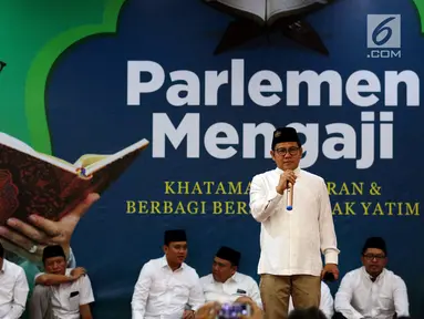 Ketua Umum PKB Muhaimin Iskandar memberikan sambutan pada acara Parlemen Mengaji di Masjid Baiturrahman, Kompleks Parlemen Senayan, Jakarta, Selasa (29/5). Kegiatan ini digelar Fraksi PKB. (Liputan6.com/Johan Tallo)